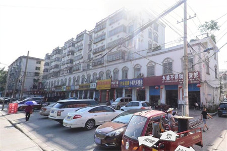 纺织厂家属院，精装套二，带附房，纺织街小学在院内，好楼层